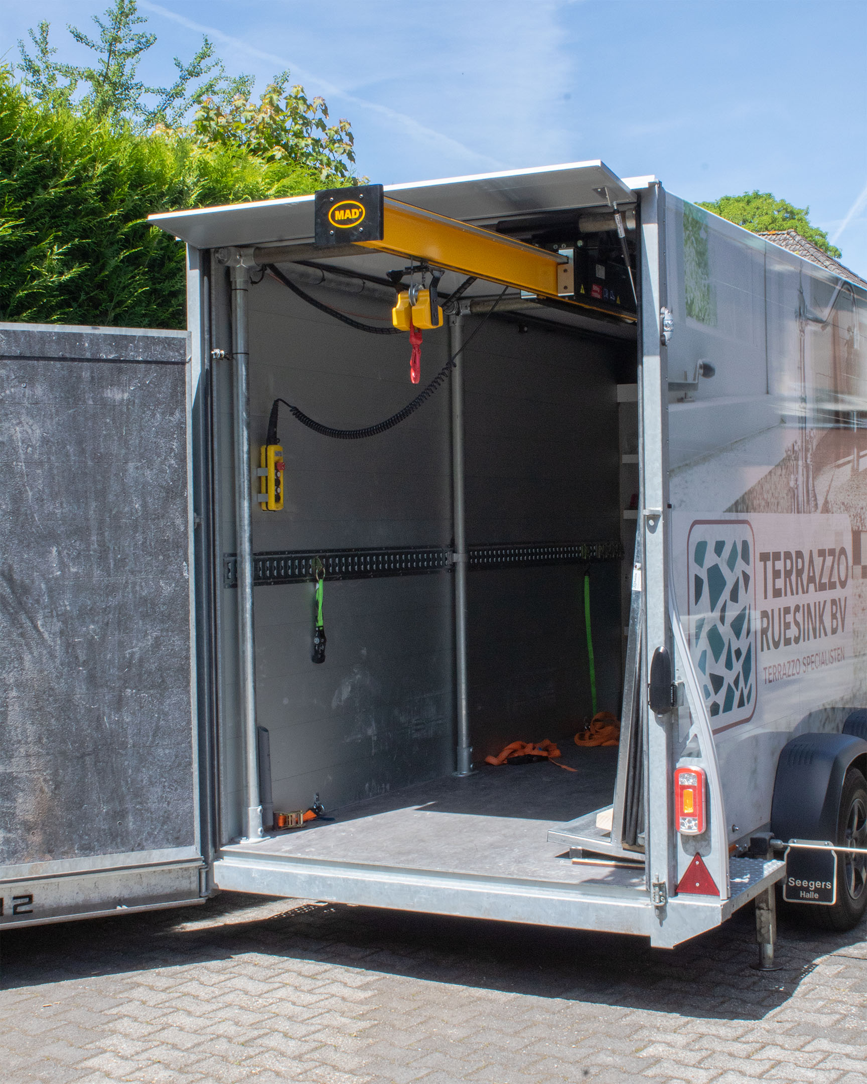 MAD EasyLoad, kitchen countertop, trailer